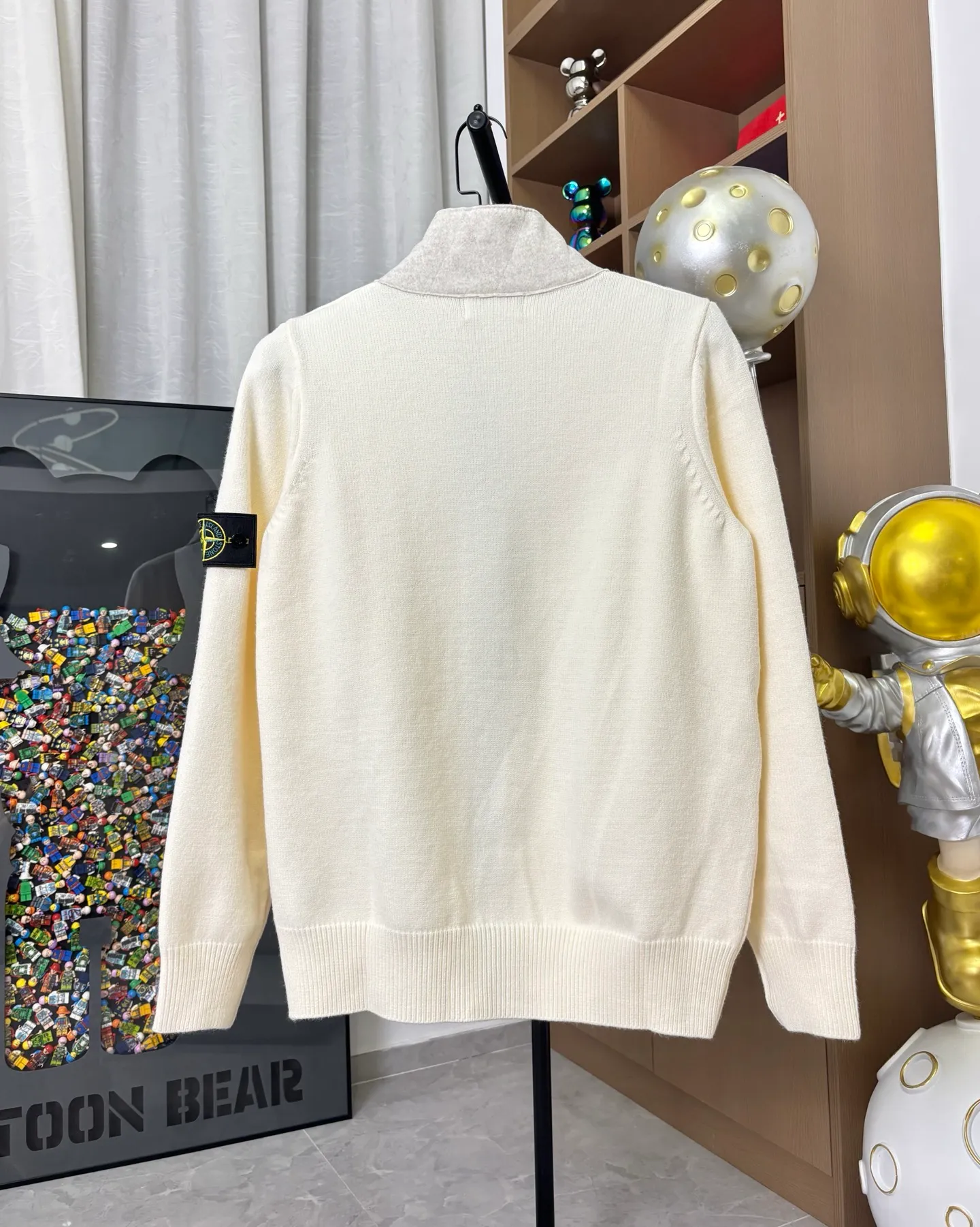 P340 Style number: DC172# Stone Island knitted woolen splicing wool cardigan jacket. The whole garment is made with high-quality machines imported from Germany. Three types of machines. Three weaving methods. The process is complex and tedious. Customized color-dyed wool➕wool splicing. High gram weight, high density and ultra-high quality. The wool is soft, delicate and skin-friendly, and feels soft and silky! The inside is a zipper design and the outside is a button design. The whole garment has nine buttons. It weighs more than 1 kilogram. Color: off-white. Size: S-M-L-Xl.